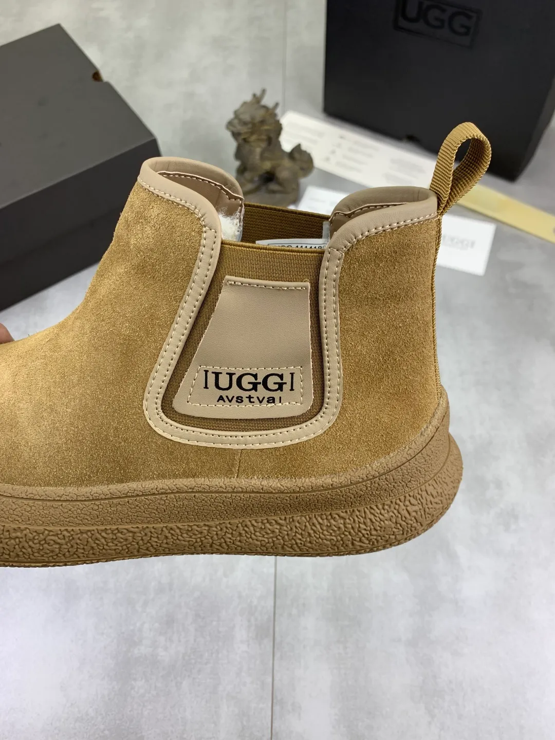 Men's men's shoes 💰P560 New arrival 🆕🆕🆕 IUGGI A pair of handsome Martin boots that want to be "welded" to the feet. Sheep fur lining is comfortable and warm. The anti-slip performance is even better. Matte cowhide with super comfortable stretch velvet. ➕Fine handmade stitching to keep your feet from freezing in the winter. Must be arranged! Perfectly interpreting the essence of Chelsea, trendy and fashionable, casual and versatile. Size: 39-44